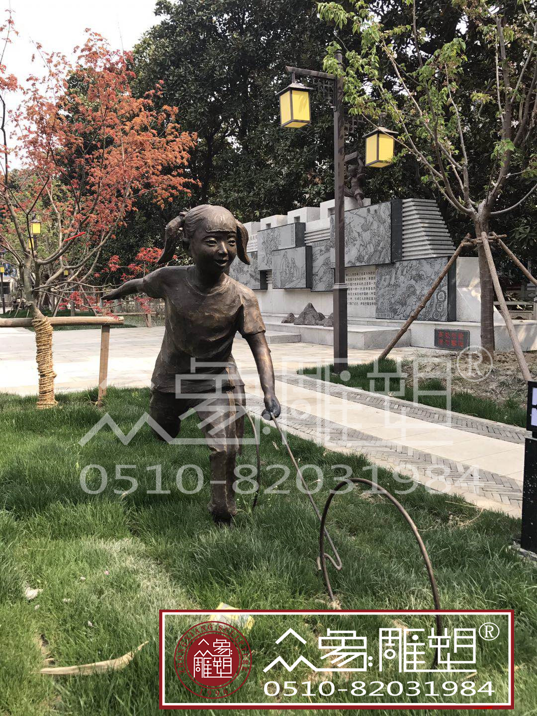 鑄銅人物雕塑滾鐵環小女孩.jpg