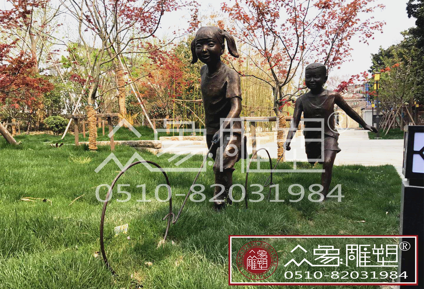 鑄銅人物雕塑滾鐵環小男孩.jpg