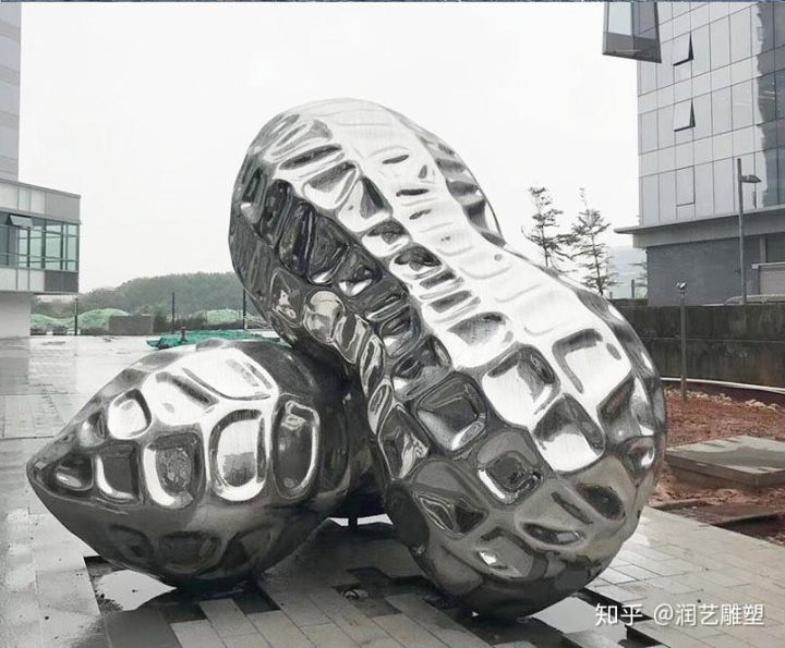 江蘇眾象雕塑安裝時(shí)如何確保玻璃鋼雕塑的穩(wěn)定性？